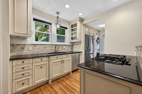 $899,000 | 2318 Woodlawn Circle East, St. Petersburg, FL 33704