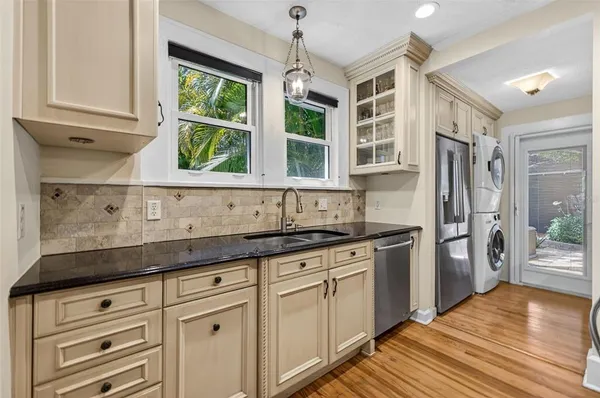 $899,000 | 2318 Woodlawn Circle East, St. Petersburg, FL 33704