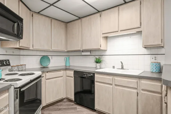 $585,000 | 4260 VÃa Arbolada, Unit 330, Los Angeles, CA 90042