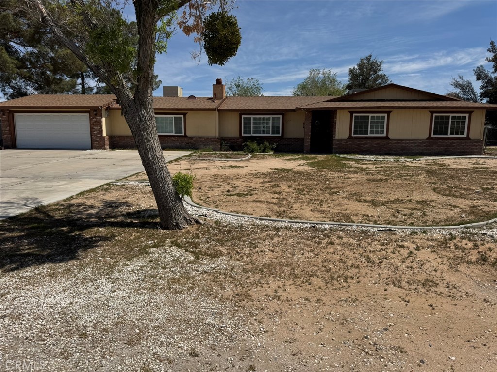 13771 Wawona Road Apple Valley, CA 92307 - Photo 3 of 30 a front view of a house with a yard