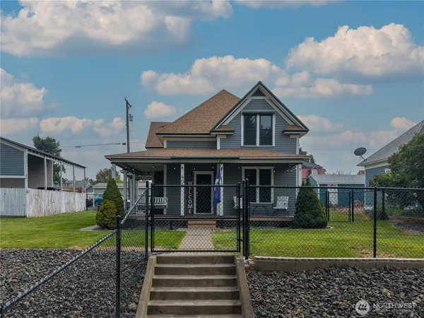 a view of a house with a yard