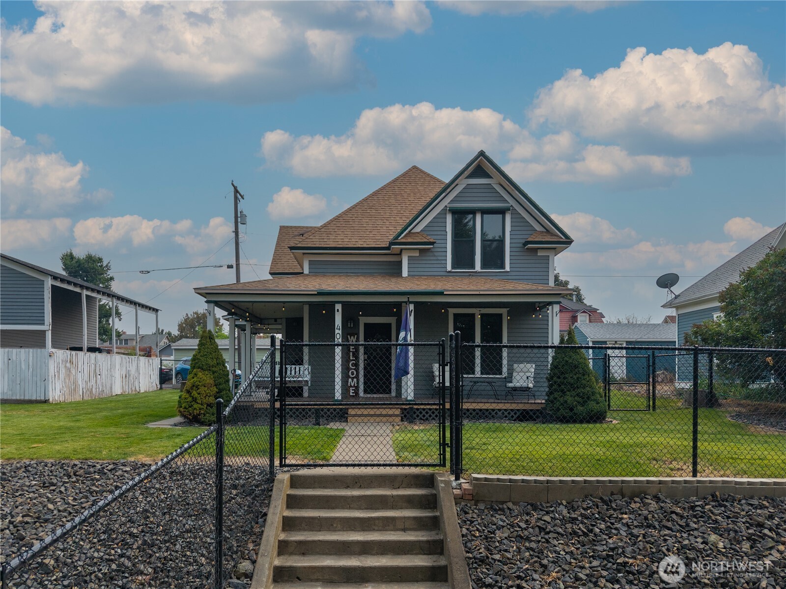 a view of a house with a yard