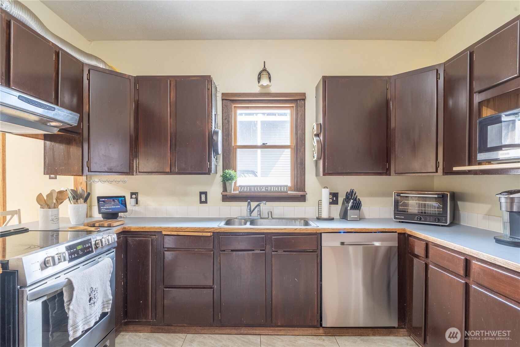407 West 4th Avenue Ritzville, WA 99169 - Photo 15 of 40 a kitchen with a sink cabinets and window