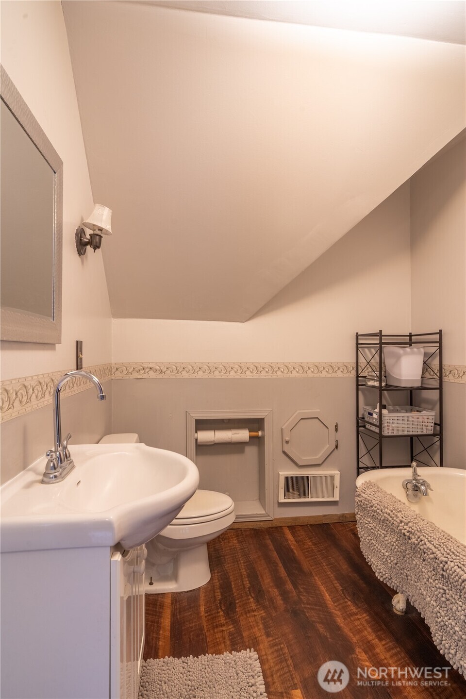 407 West 4th Avenue Ritzville, WA 99169 - Photo 26 of 40 a bathroom with a sink and a mirror