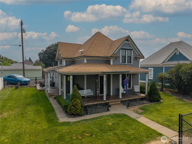 a view of a house with a yard
