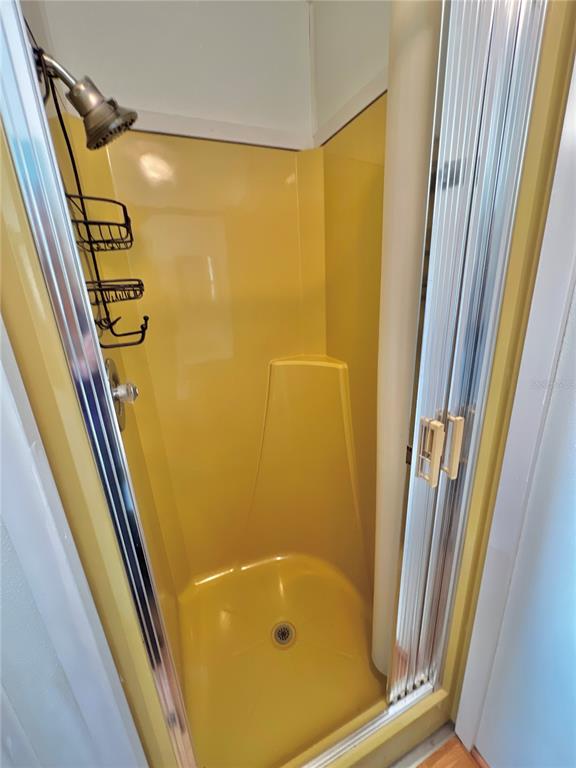 7181 Mt Hawthorne Road Northeast, Unit 590 St. Petersburg, FL 33702 - Photo 10 of 16 a bathroom with a tub