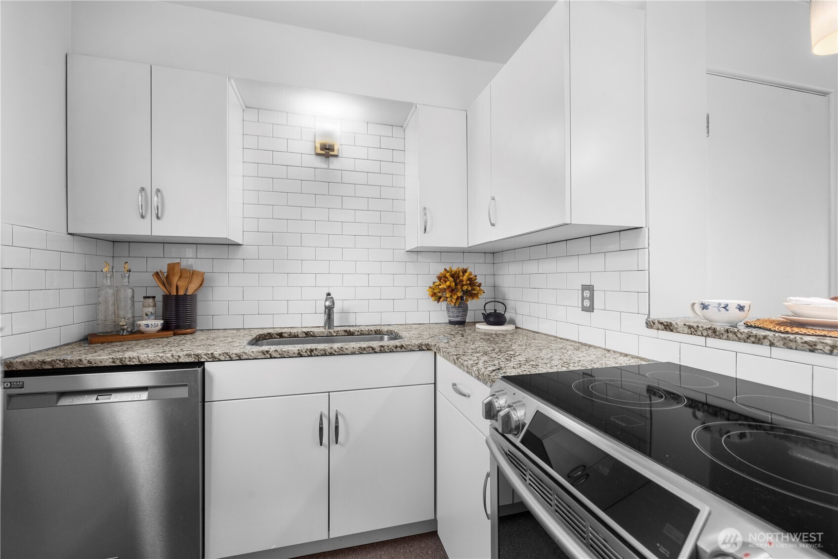 4877 Terrace Drive Northeast Seattle, WA 98105 - Photo 15 of 29