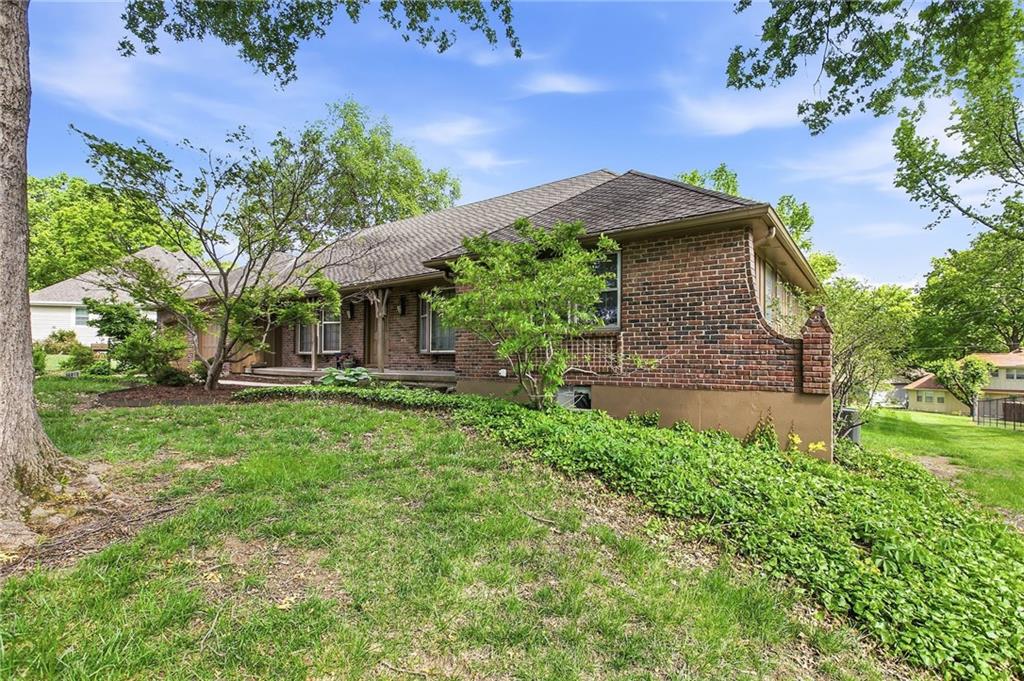 14818 East Covington Road Independence, MO 64055 - Photo 3 of 40