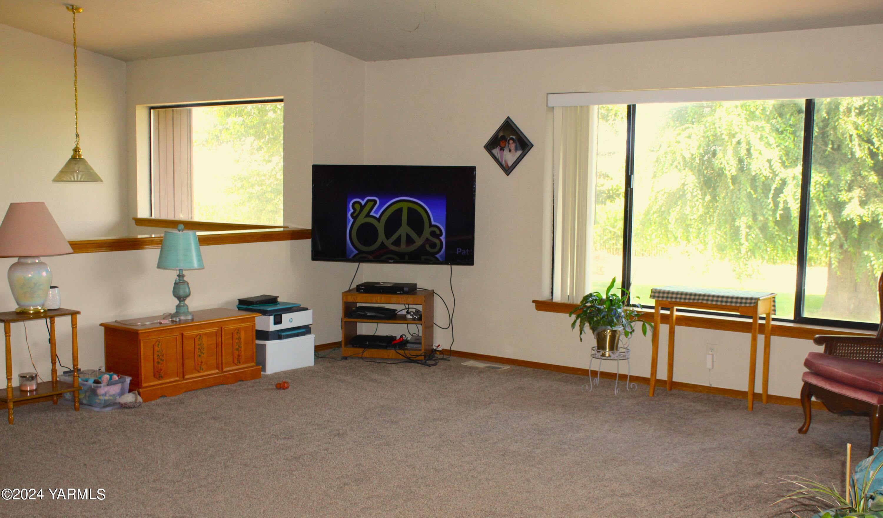 1300 Braden Road Grandview, WA 98930 - Photo 4 of 33 a room with furniture and a window