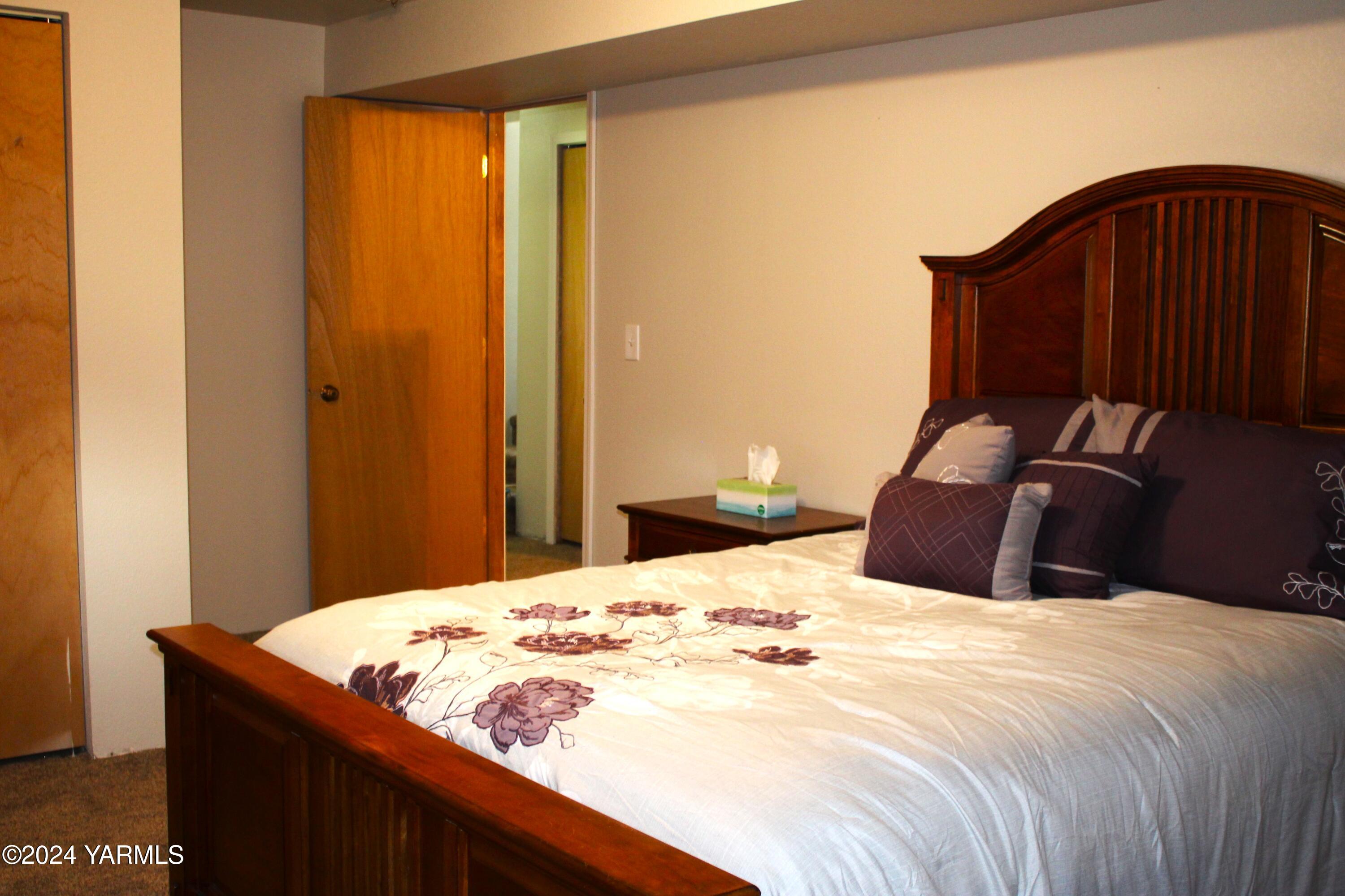 1300 Braden Road Grandview, WA 98930 - Photo 5 of 33 a bedroom with a bed and a dresser