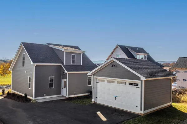 a view of houses with sky view