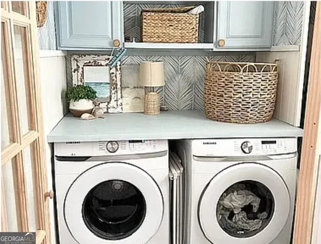 a view of entryway with washer and dryer