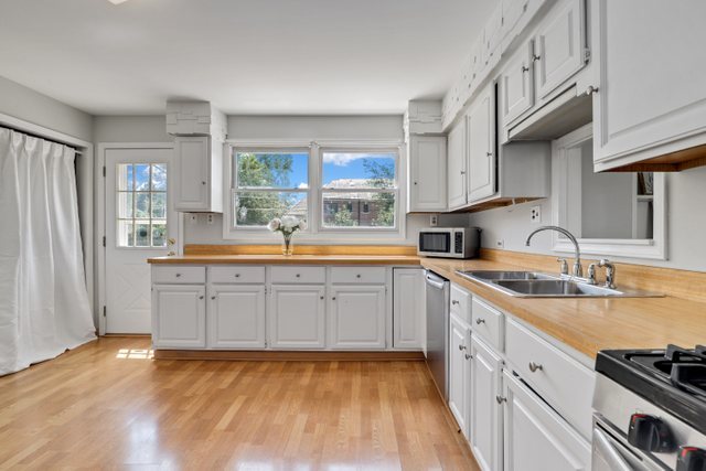 1945 Maplewood Road Northbrook, IL 60062 - Photo 10 of 30