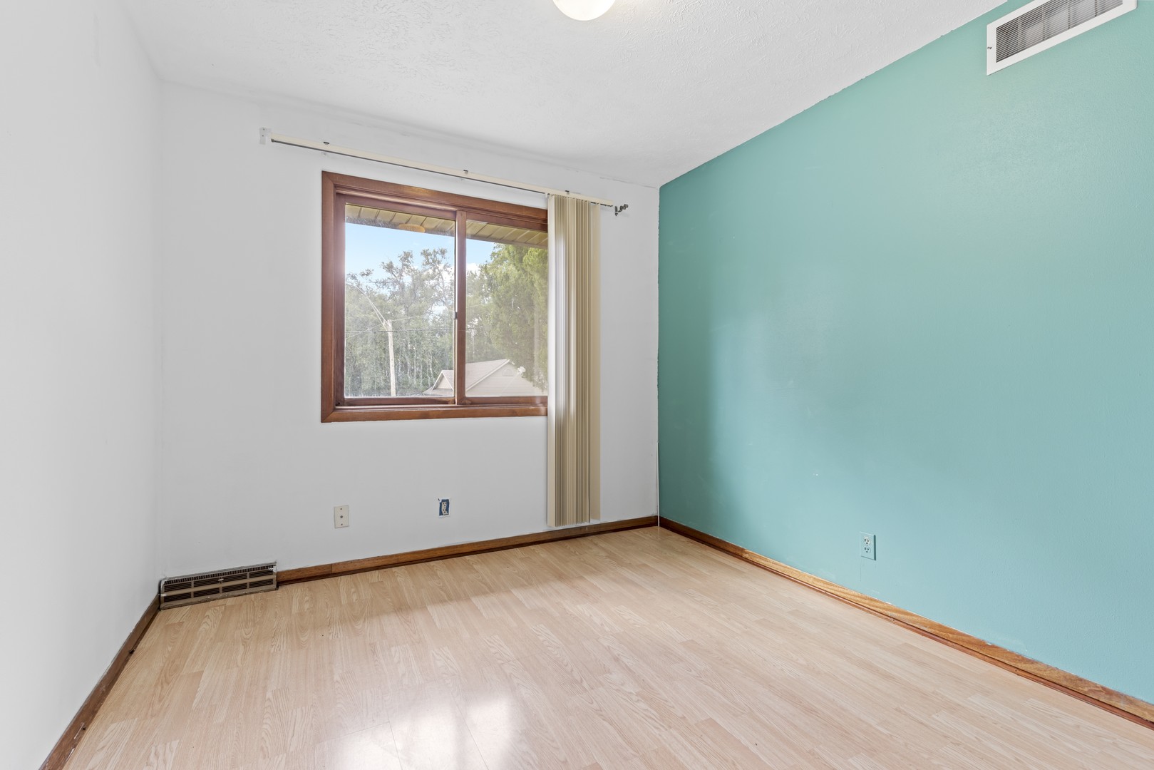 3626 Toft Street Rockford, IL 61114 - Photo 8 of 22 an empty room with window