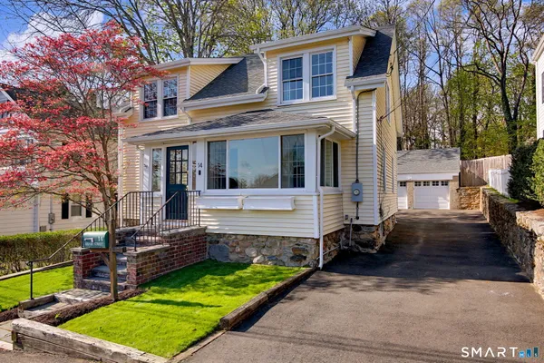 a view of a house with a yard