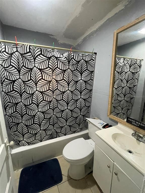 858 35th Avenue South St. Petersburg, FL 33705 - Photo 5 of 20 a bathroom with a sink and a toilet