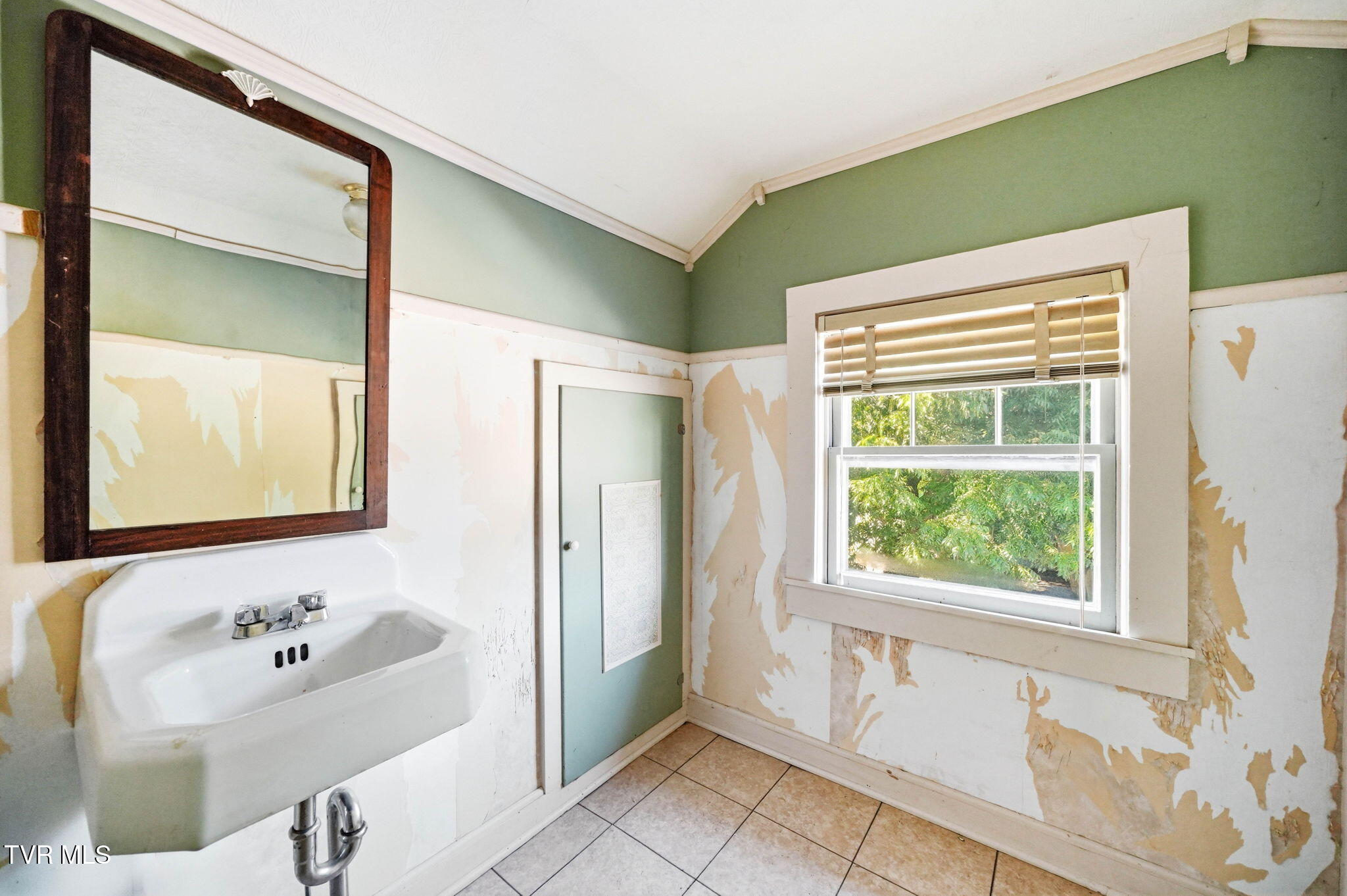 138 State Line Road Elizabethton, TN 37643 - Photo 21 of 26 Half Bathroom