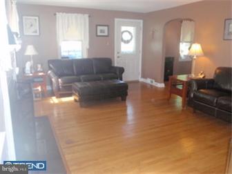615 Andrew Road Springfield, PA 19064 - Photo 4 of 12 Living Room