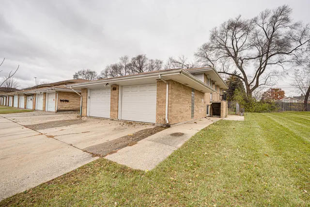 $1,700 | 839 Bishop Avenue, Unit 1, Aurora, IL 60506