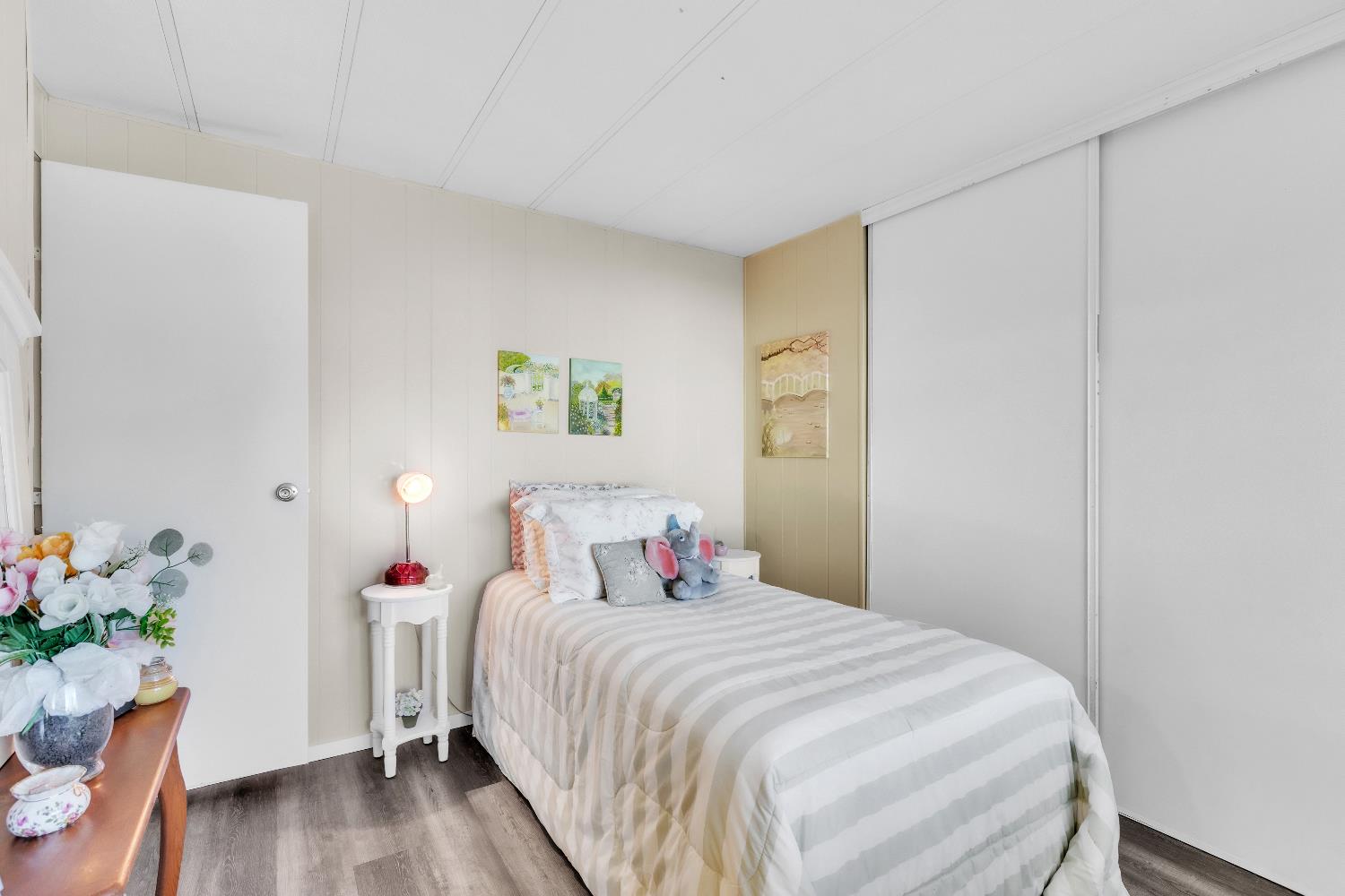 3901 Lake Road, Unit 76 West Sacramento, CA 95691 - Photo 17 of 29 a bedroom with a bed and a potted plant