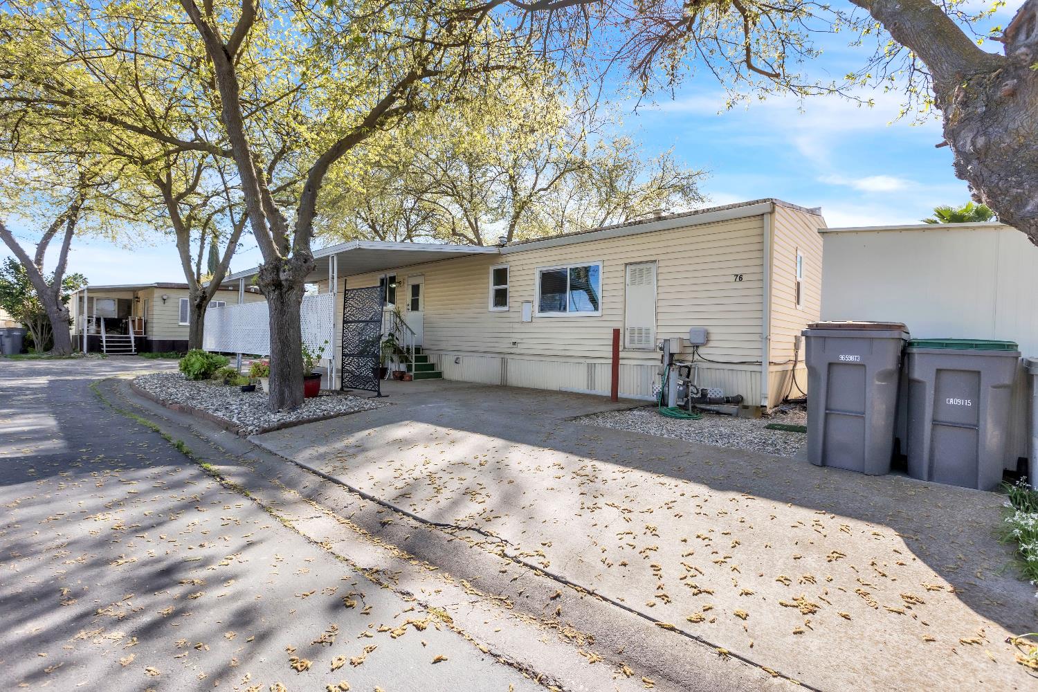 3901 Lake Road, Unit 76 West Sacramento, CA 95691 - Photo 27 of 29 a view of a backyard with large trees