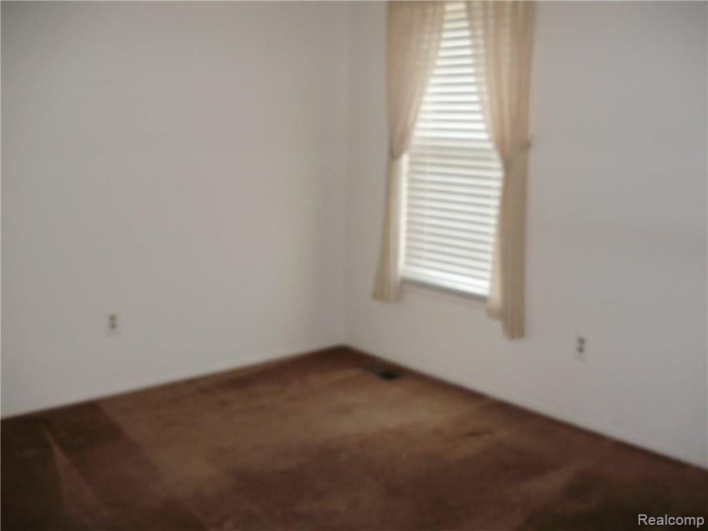 1810 Reis Court, Unit 173 Rochester, MI 48309 - Photo 8 of 20 P8110969.JPG
