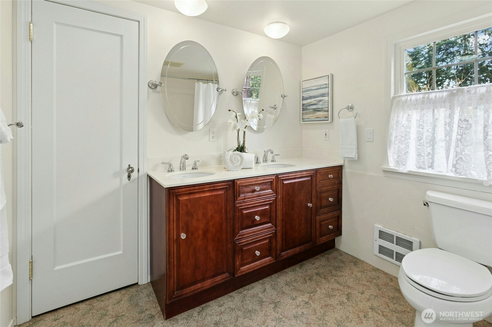 9710 8th Avenue Northeast Seattle, WA 98115 - Photo 28 of 40