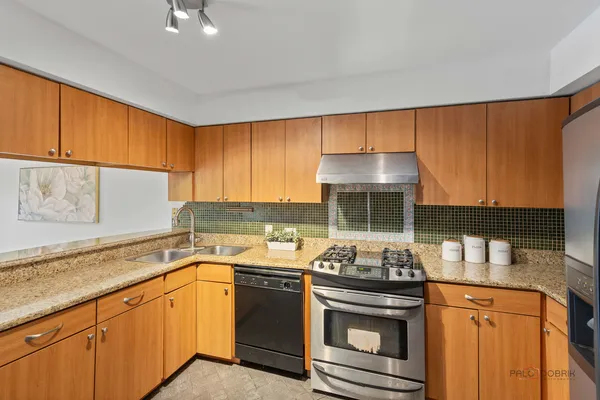 $425,000 | 1440 Waukegan Road, Deerfield, IL 60015