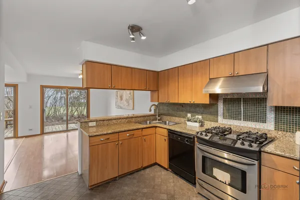 $425,000 | 1440 Waukegan Road, Deerfield, IL 60015