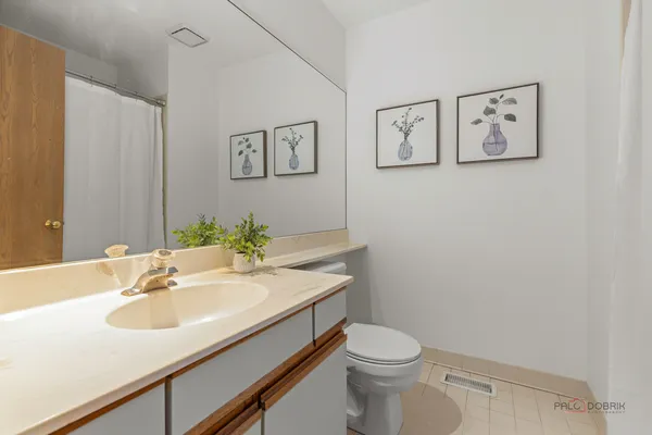 $425,000 | 1440 Waukegan Road, Deerfield, IL 60015