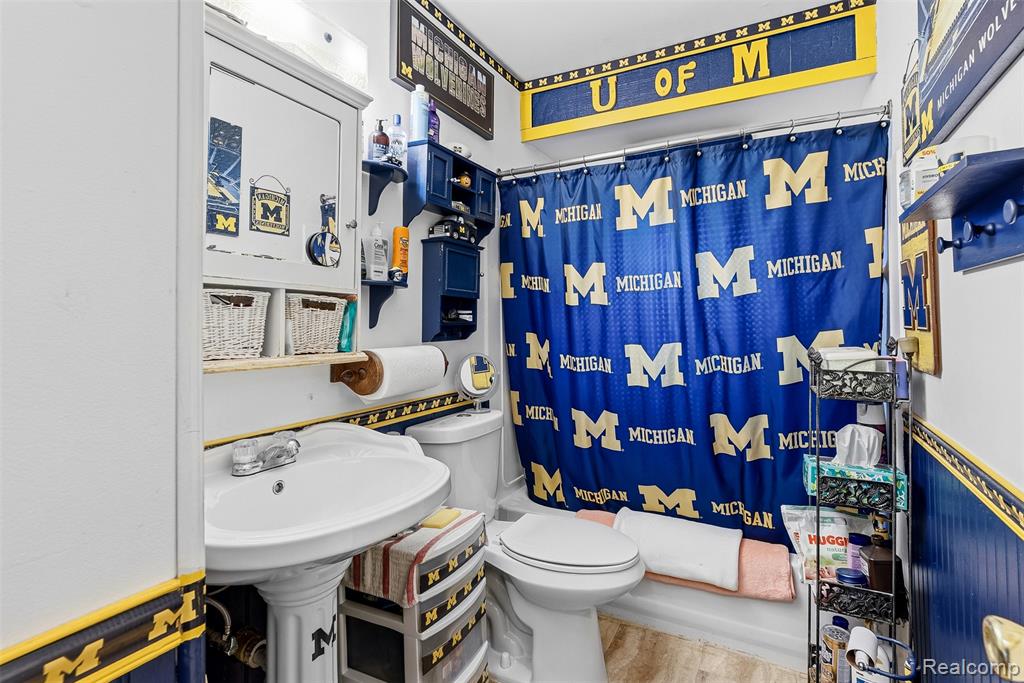 1378 Roat Court Burton, MI 48509 - Photo 13 of 32