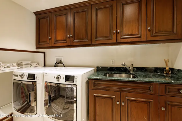 a view of livingroom with furniture
