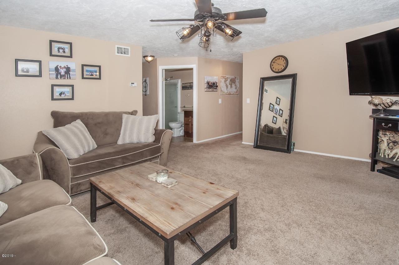 1525 North North Bank Road Otis, OR 97368 - Photo 20 of 40 Family room - View 3 (1280x850)