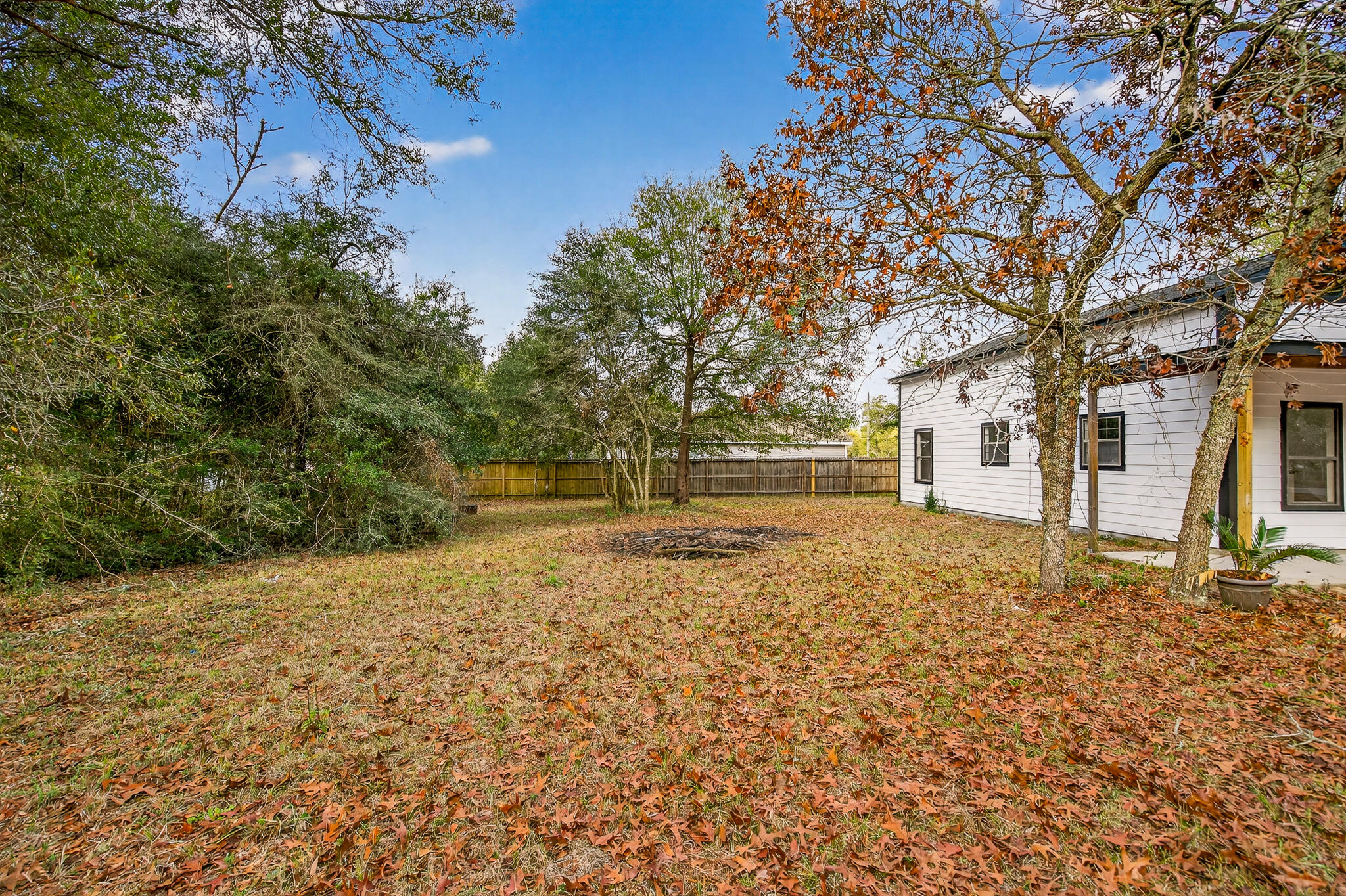 105 East Renoir Road DeFuniak Springs, FL 32433 - Photo 29 of 29 a backyard of a house with lots of green space