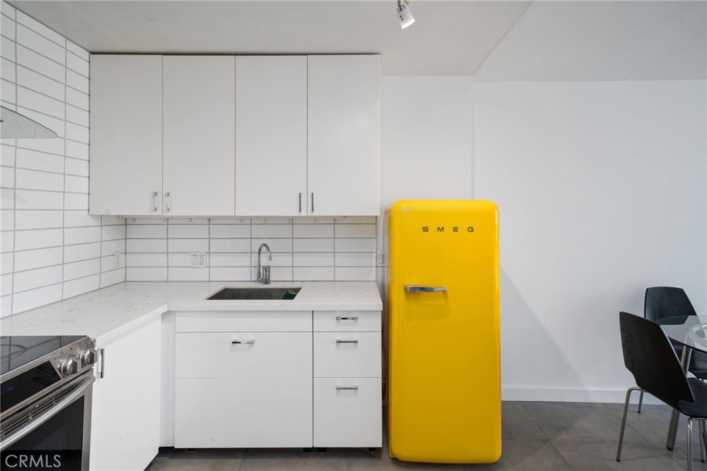 375 Atlantic Avenue, Unit 201 Long Beach, CA 90802 - Photo 15 of 21 a utility room with a window