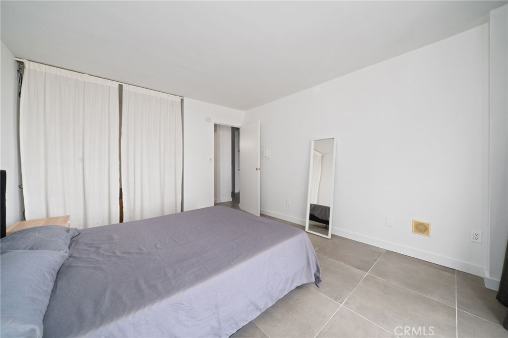 375 Atlantic Avenue, Unit 201 Long Beach, CA 90802 - Photo 17 of 21 a bedroom with a bed and a window