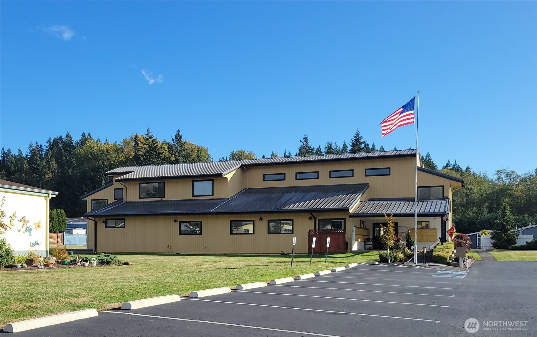 2015 24th Street, Unit 101 Bellingham, WA 98225 - Photo 38 of 40 a view of a building with a garden