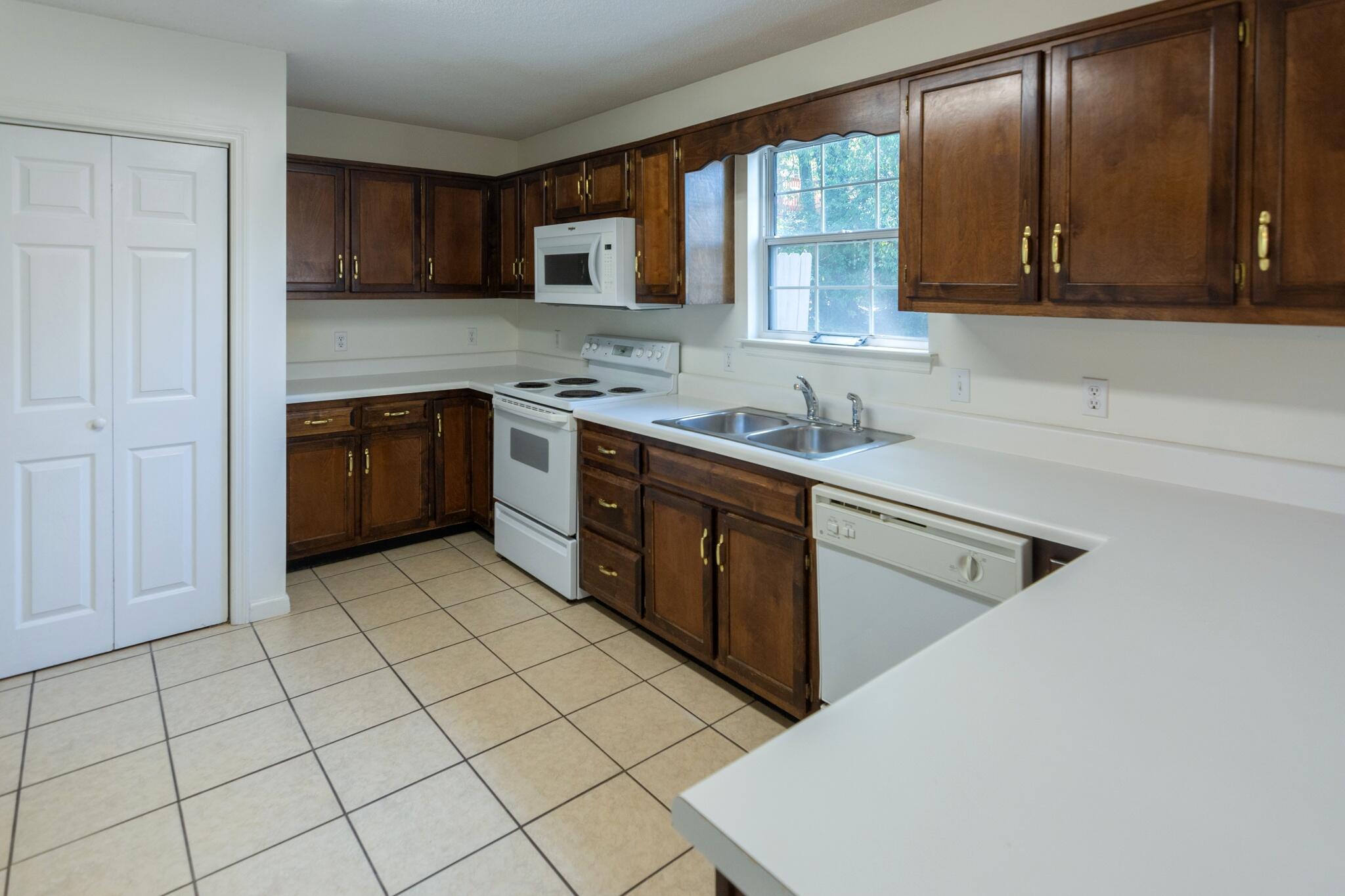 1240 North Concord Road, Unit E Chattanooga, TN 37421 - Photo 8 of 34 1240NConcordRdAptE-8