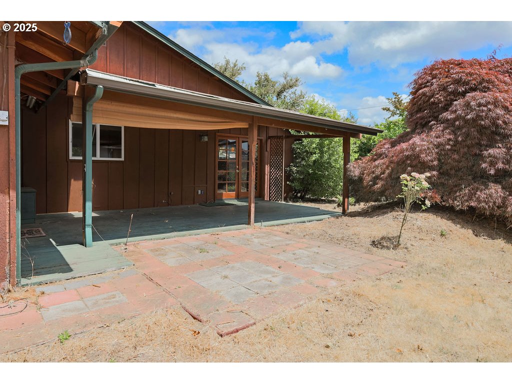 2116 Sally Way Eugene, OR 97401 - Photo 34 of 39 a view of a backyard