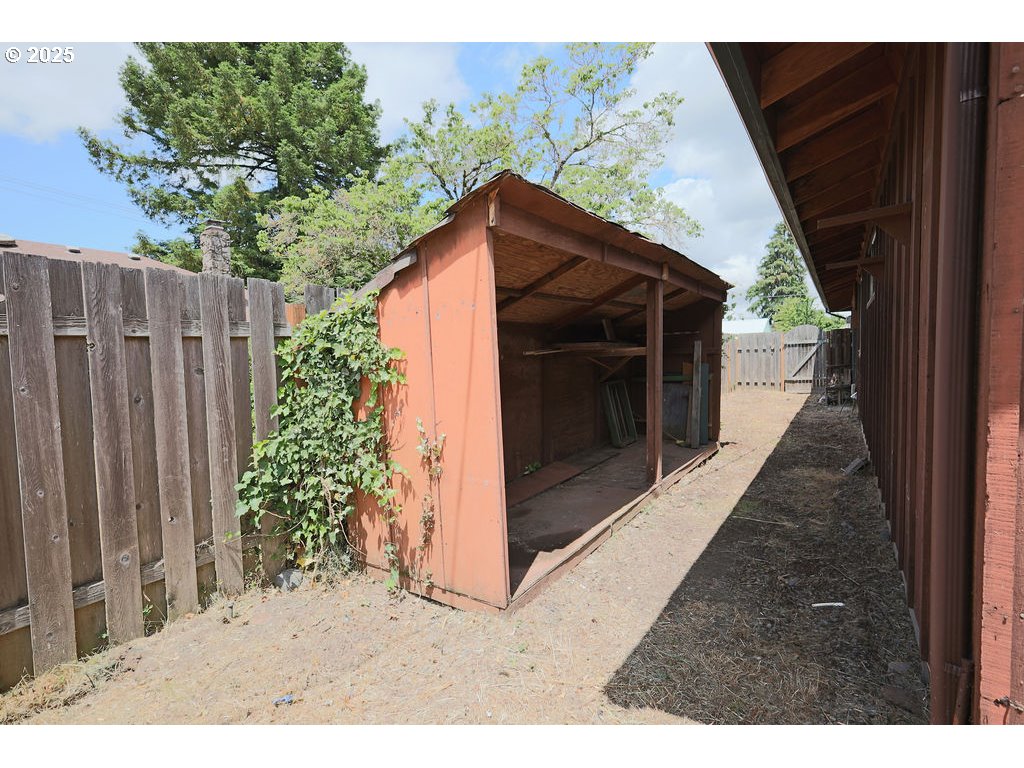 2116 Sally Way Eugene, OR 97401 - Photo 37 of 39 a backyard of a house with lots of green space