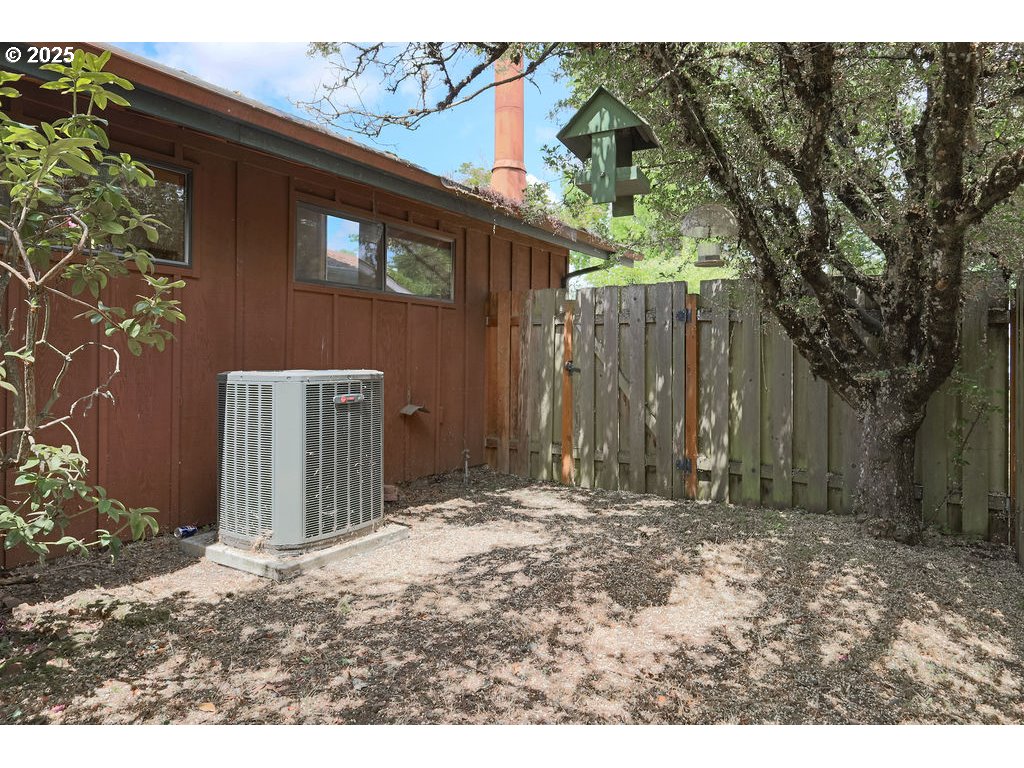 2116 Sally Way Eugene, OR 97401 - Photo 38 of 39 a backyard of a house