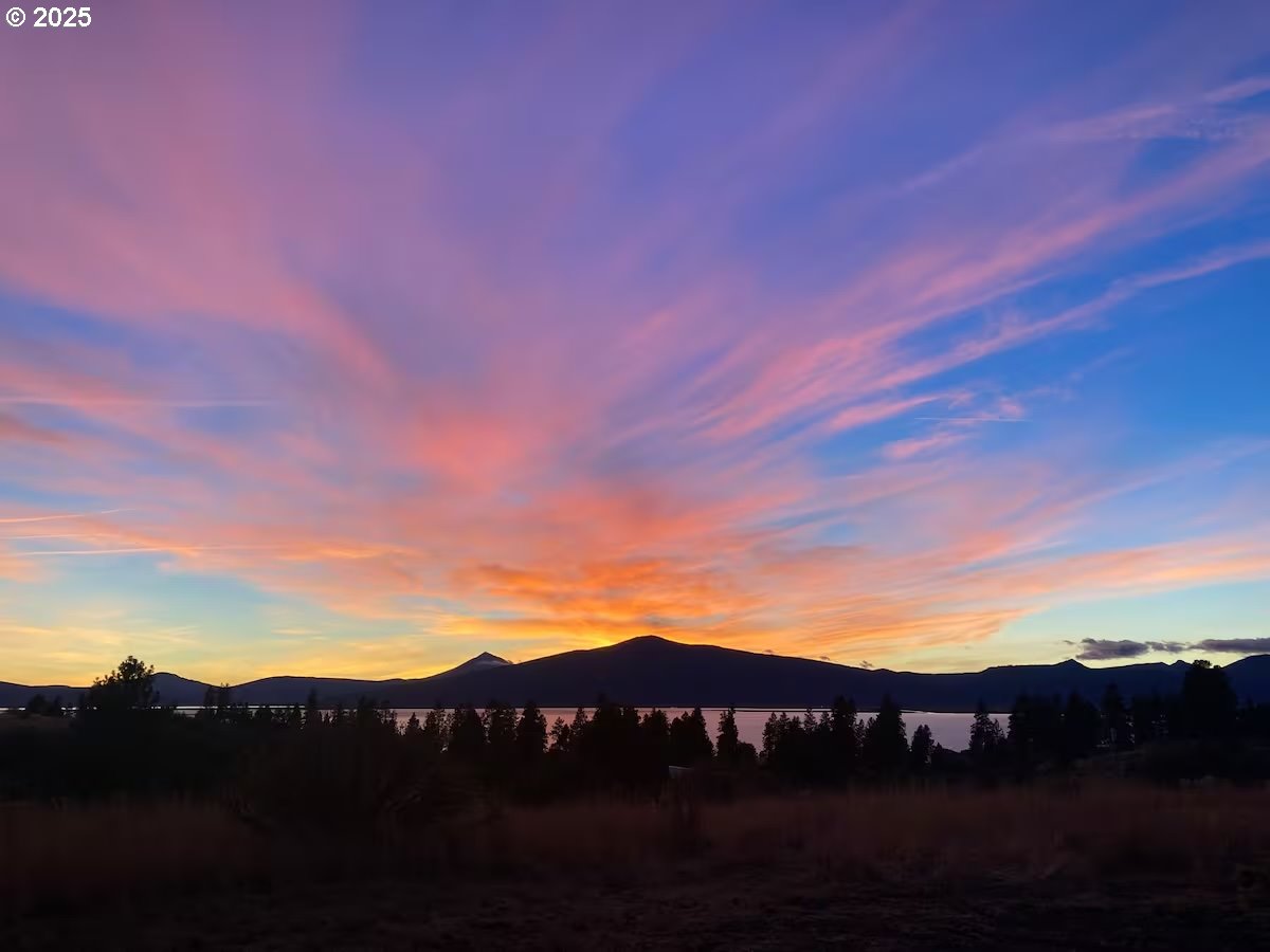 34786 Pleasant View Road Chiloquin, OR 97624 - Photo 21 of 48 a view of houses