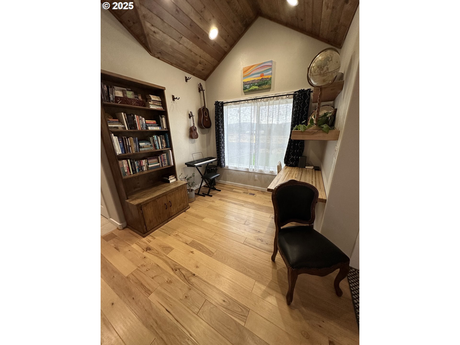 34786 Pleasant View Road Chiloquin, OR 97624 - Photo 33 of 48 a living room with furniture and a large window