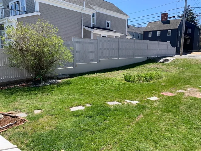 a view of a backyard