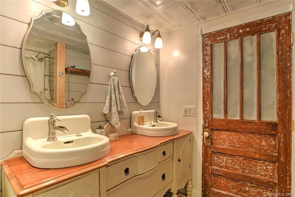 131 Ben Clark Road Marshall, NC 28753 - Photo 9 of 36 Gallery Image 9