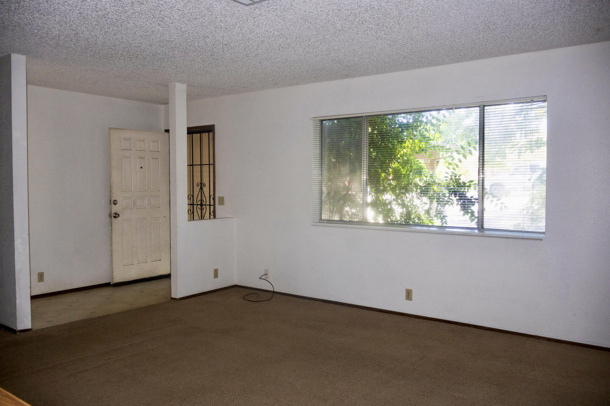 1026 Moss Creek Road Redding, CA 96003 - Photo 3 of 26 Living Room