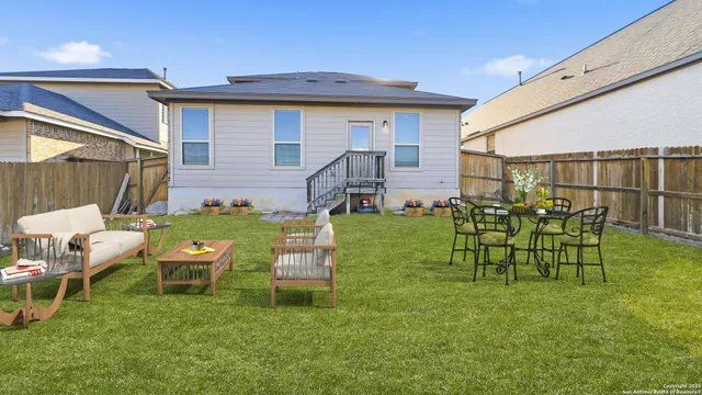 a view of a house with backyard
