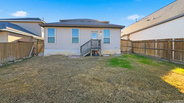 a view of back yard of the house