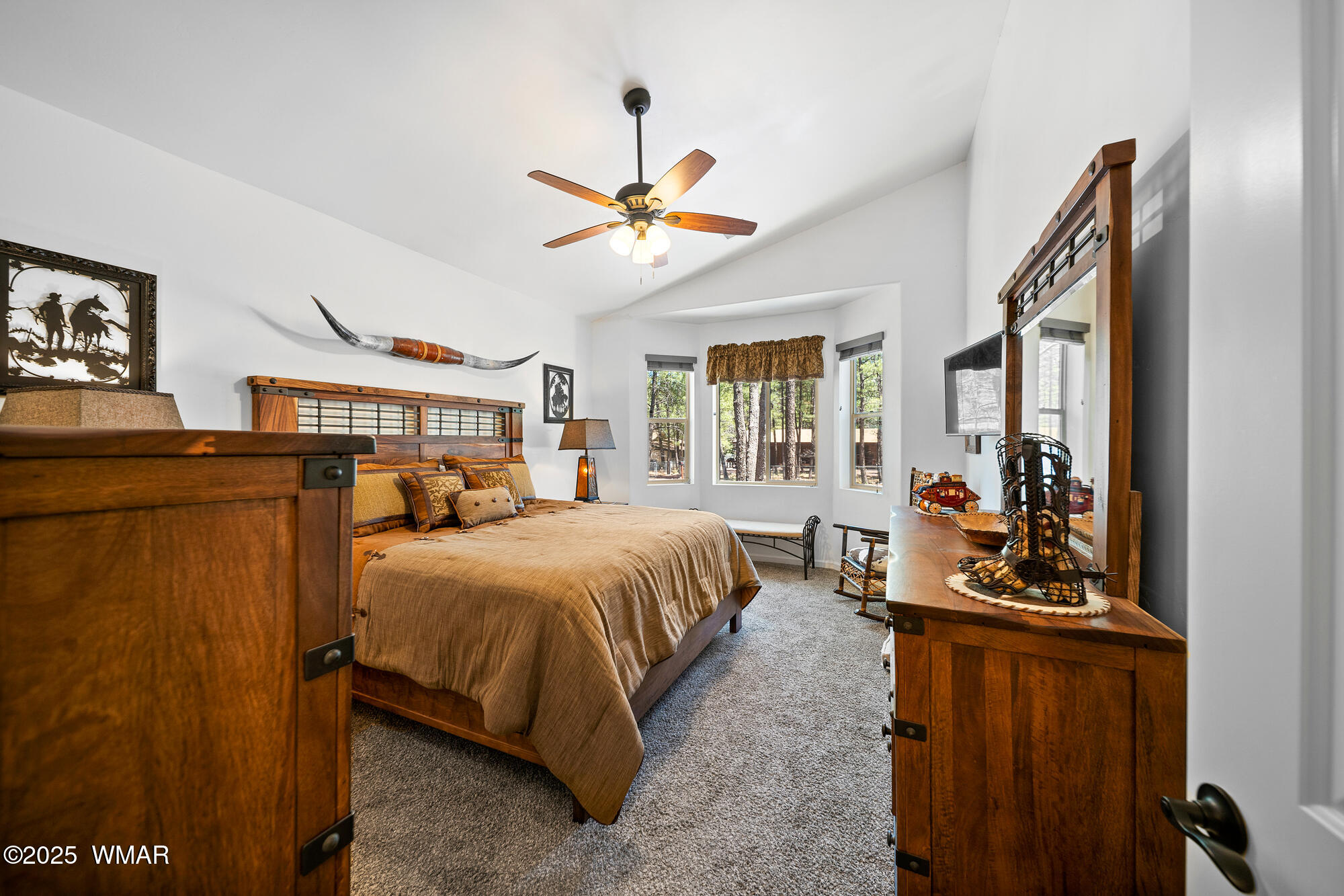 242 Frog Island Road Lakeside, AZ 85929 - Photo 11 of 28 Master suite with bay window