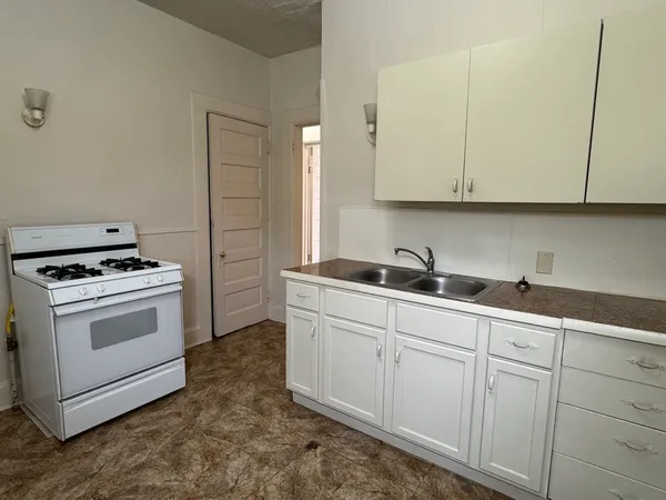 $850 | 1421 Grand Avenue, Unit 1, Davenport, IA 52803